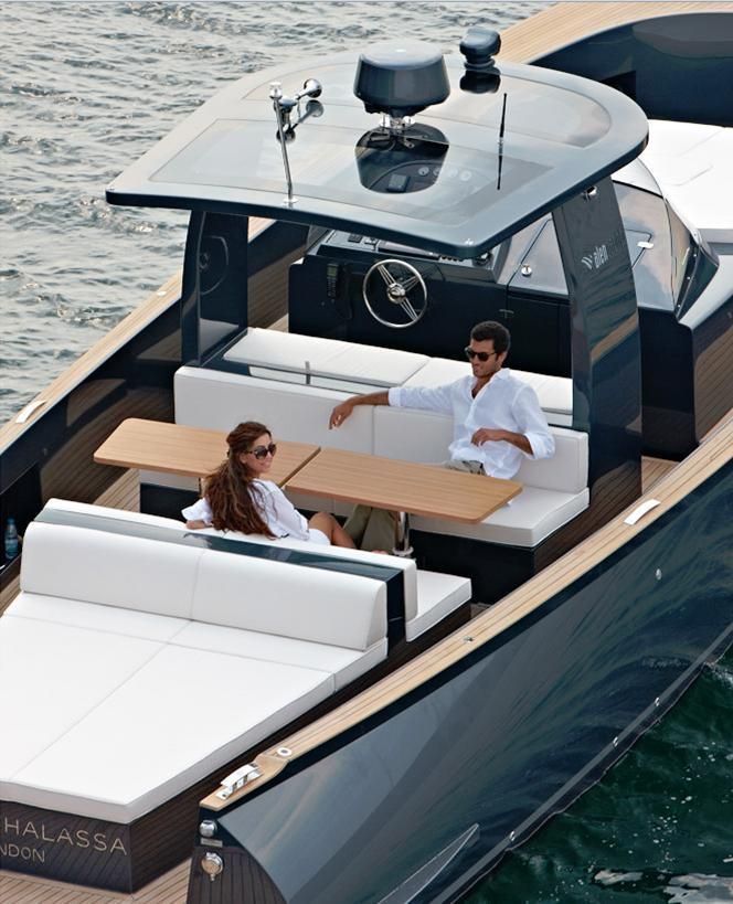 Couple Ã  bord d'un yacht